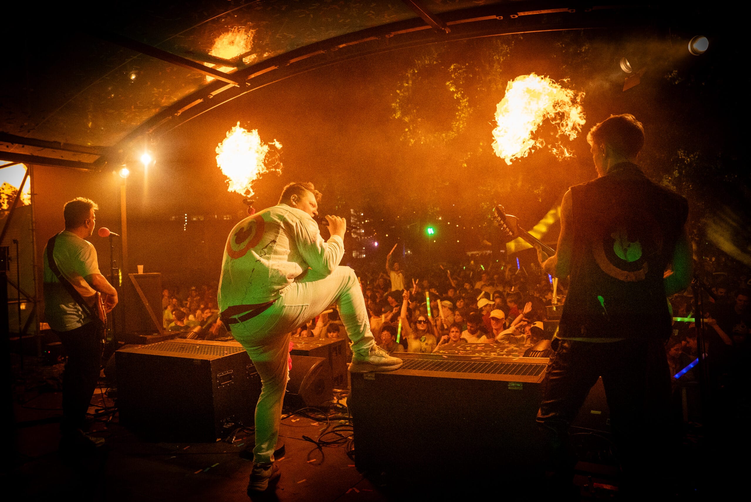 Stage shot met Flames